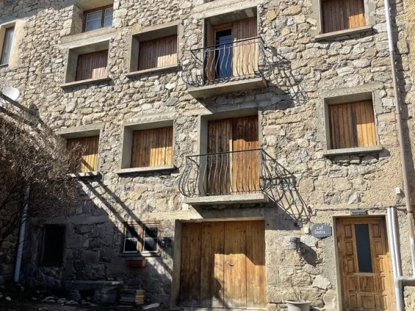 LA LLAGONNE - Maison de village en pierre