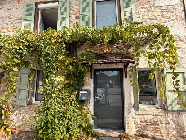 Maison de village T3 meublée,1 chambre et 1 suite parentale, bureau et garage 40 m²