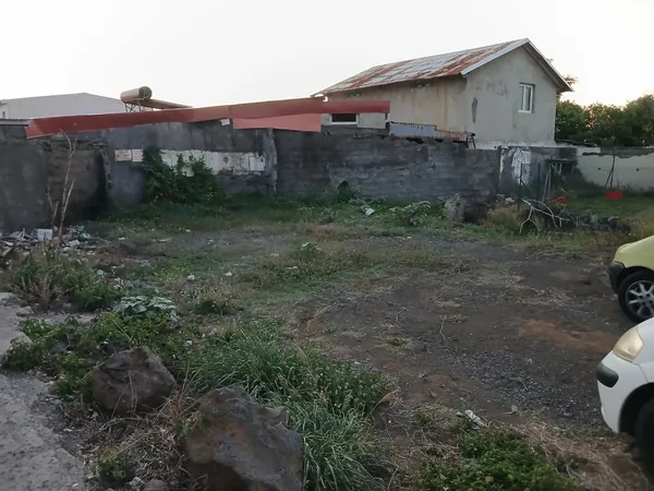 TERRE SAINTE– Terrain constructible 217 m² – Proche mer & hôpital – Secteur calme