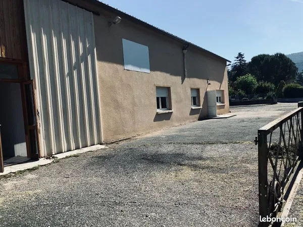 A LOUER LOCAL438 m2 + 140 m2 HANGAR