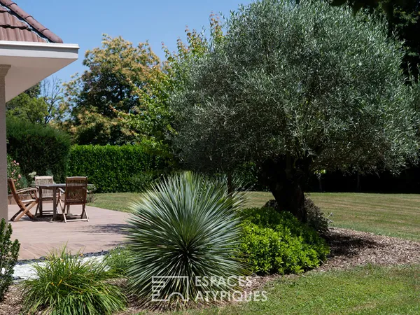 Élégante maison familiale rénovée avec jardin arboré et volumes généreux