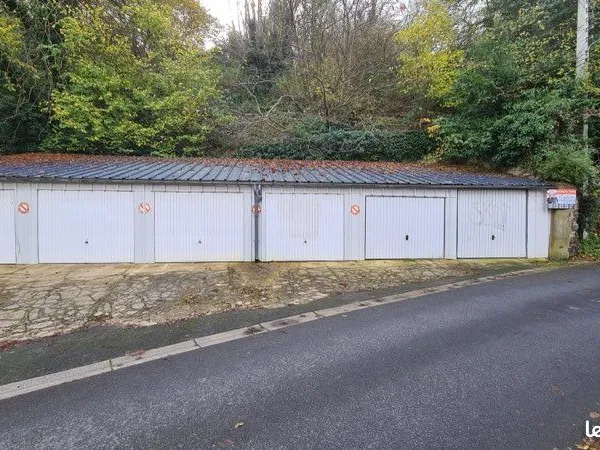 Garage fermé à louer - Centre-ville de Lannion