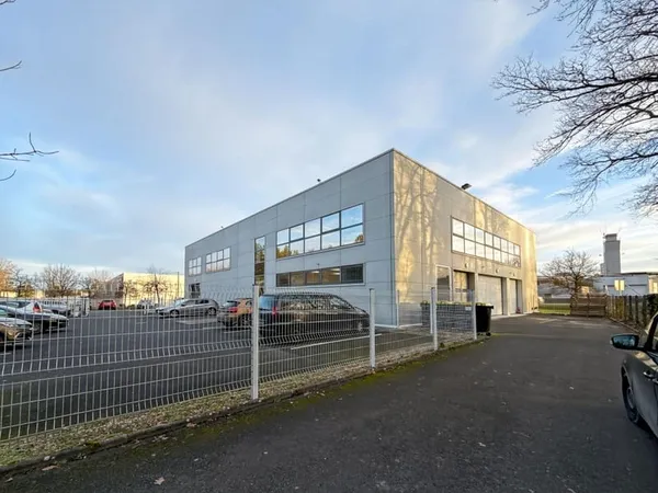 Au Sud d'Orléans, bureaux idéalement situés en bord de RD 2020, avec une belle visibilité