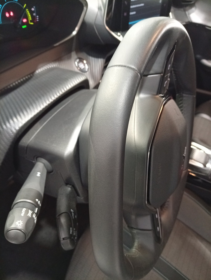 Peugeot 208 — photo 36