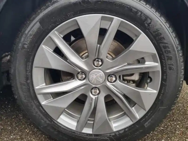 Peugeot 208 e- 136ch allure pack — photo 5