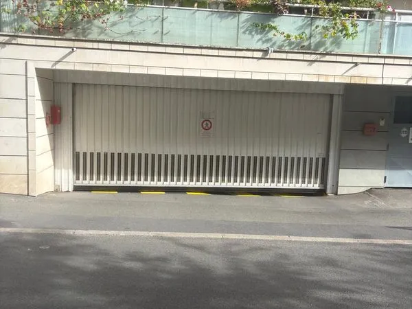 Place de parking sécurisée - Puteaux