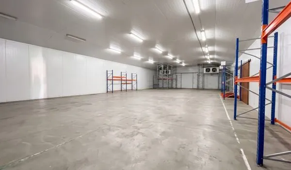 Local commercial 3 pièces 1368 m²