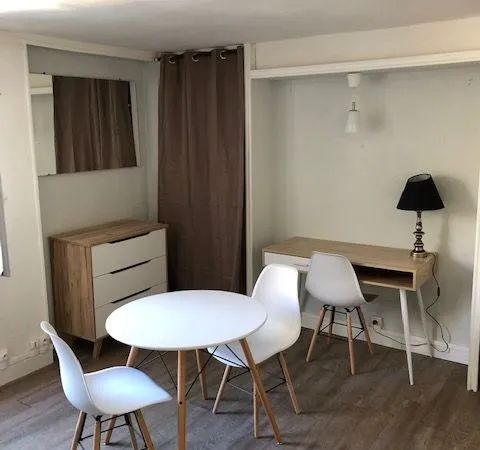 Vend studio cente Fontainebleau A neuf
