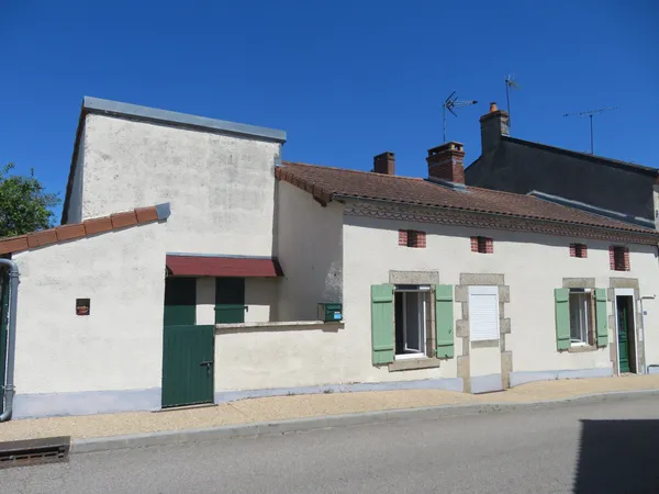 Maison rénovée en centre bourg avec jardin et garage