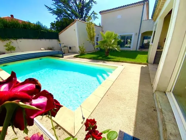 Maison moderne à Montélimar avec piscine et confort éco-responsable