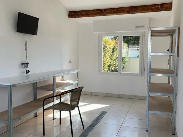 Local de stockage 14 m² - Indépendant - Lumineux - Semussac