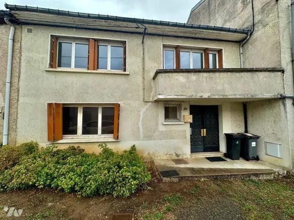 Ensemble immobilier comprenant un immeuble de 3 appartements, un terrain et un plateau brut en copro