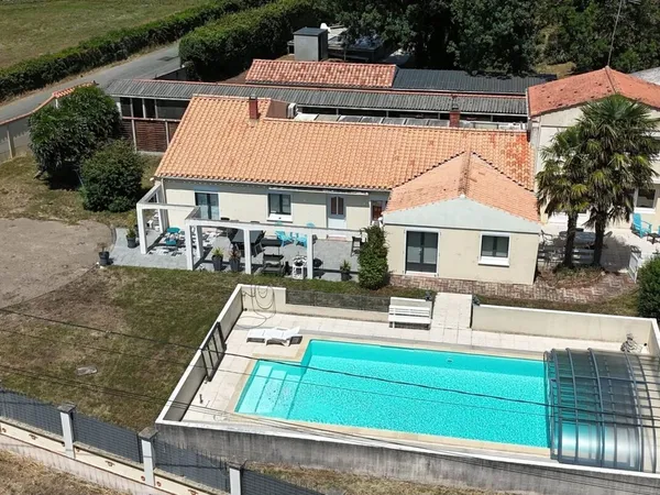 Ensemble immobilier de 224 m² avec piscine