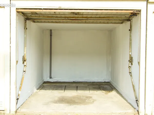 Garage/Box à louer - Idéal voiture, moto ou garde-meuble - Disponible immédiatement