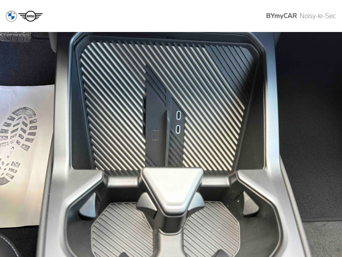 BMW iX3 50 xDrive — photo 18