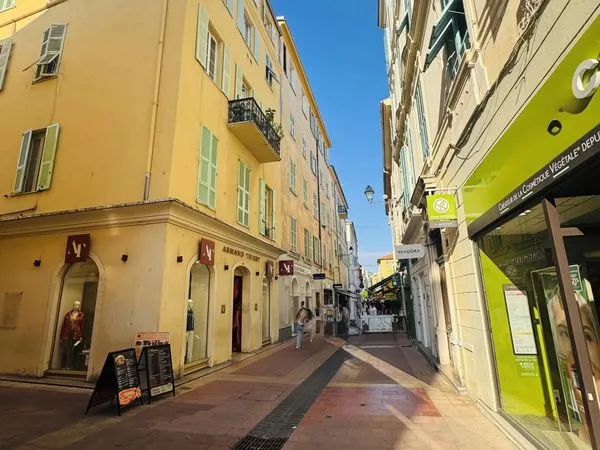 Local commercial, prêt-à-porter 148 m² Menton