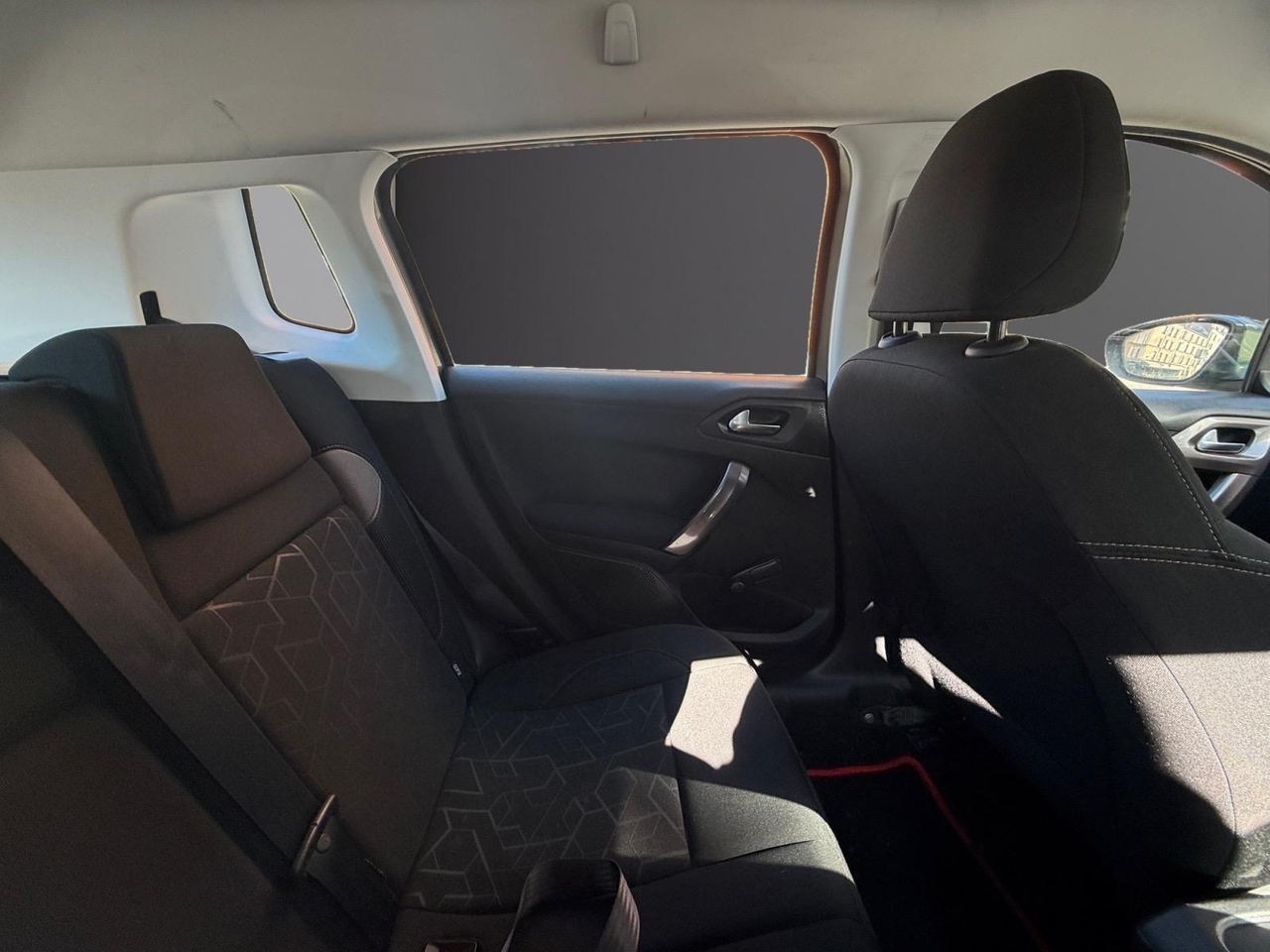 Peugeot 2008 1.2 VTi 82ch BVM5 Allure occasion - Essence - 2013 - 140 500 km - 4 980 € - Montreuil (Seine-Saint-Denis) 992785774013 — photo 9