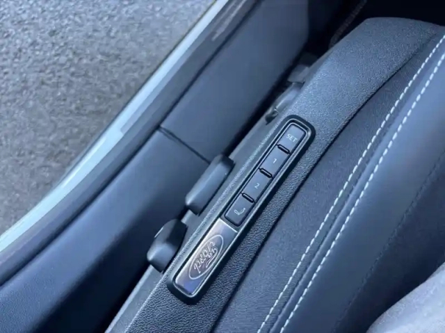Ford Explorer 170ch standard range 52kwh pack premium rwd — photo 30