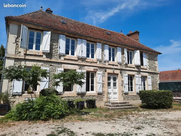 Deux maisons dans une cours commune