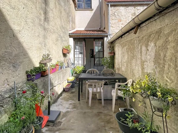 Située dans la charmante commune de Villeneuve-la-Guyard (89340)