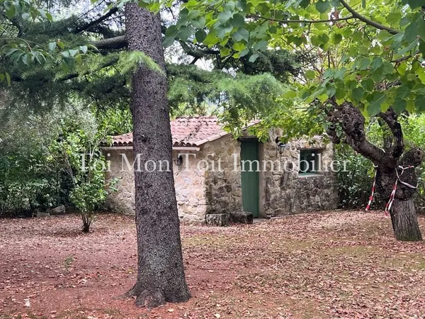 Au calme, terrain constructible de 450. M2, sur la commune d
