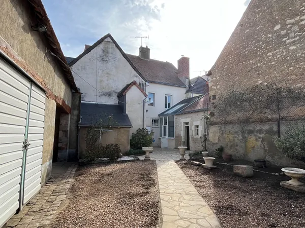 Beaux volumes pour cette maison bourgeoise de 5 pièces à Cérans-Foulletourte !