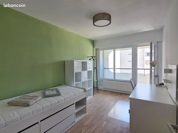 Appartement 110 m2. 6 pièces. étage 2/7