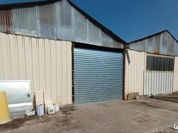 Hangar garage