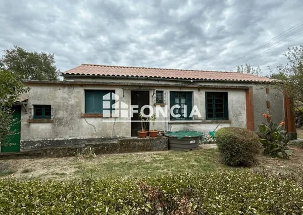 Maison à rénover avec garage et grand terrain