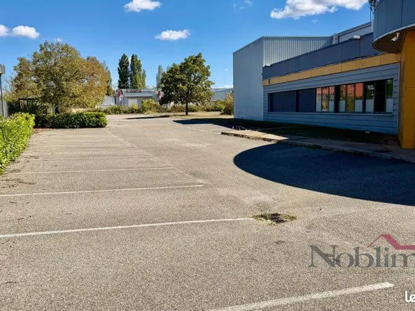 « BEYNOST - 300 m² Bureaux / Showroom - 15 parkings - A42 à 3 min »