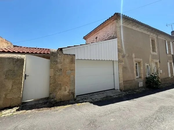 Maison de bourg de 69,7 m2 avec garage, cour et atelier