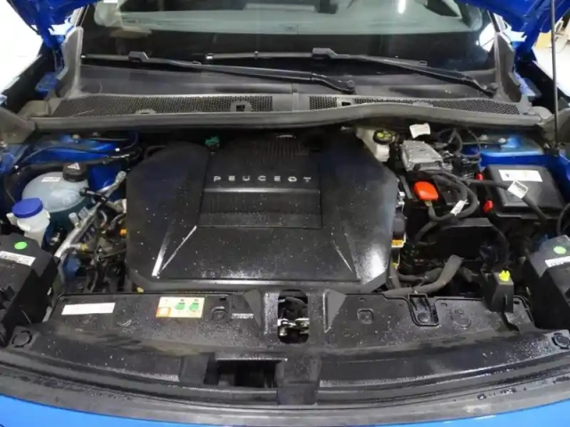 Peugeot 2008 e- 136ch gt — photo 10