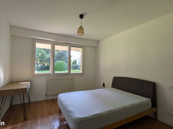 Chambre meublée dans grand appartement fraichement renové