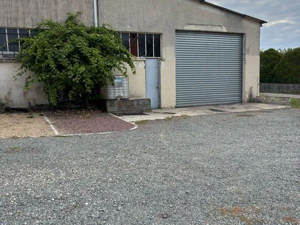 LOCAL PROFESSIONNEL 200 m² + TERRAIN 1 000 m² - PISTE DE LAVAGE