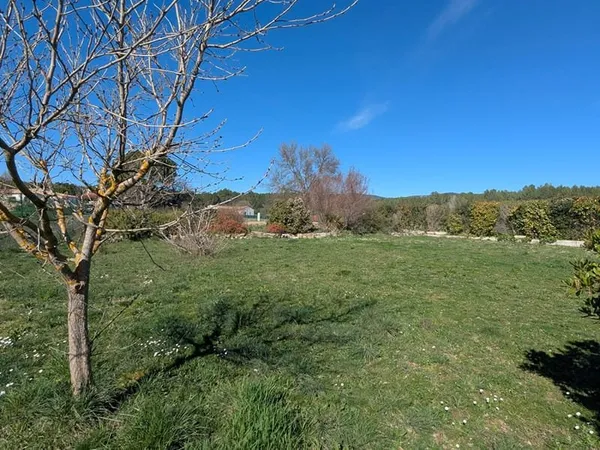 Salernes terrain plat de 702 m² au calme
