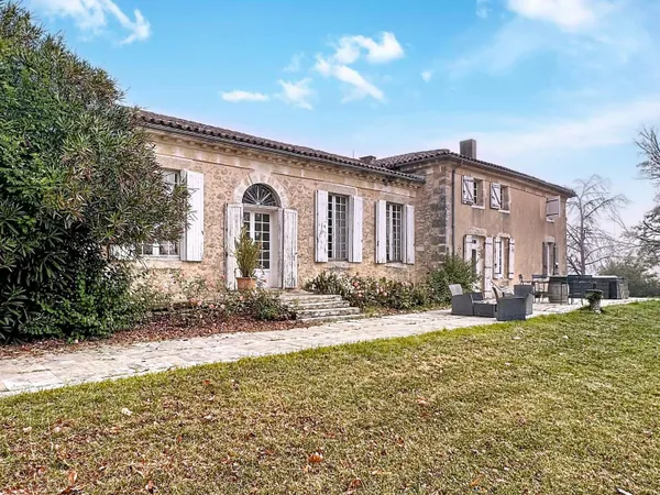 Superbe ensemble immobilier et ses 38 hectares de terres.
