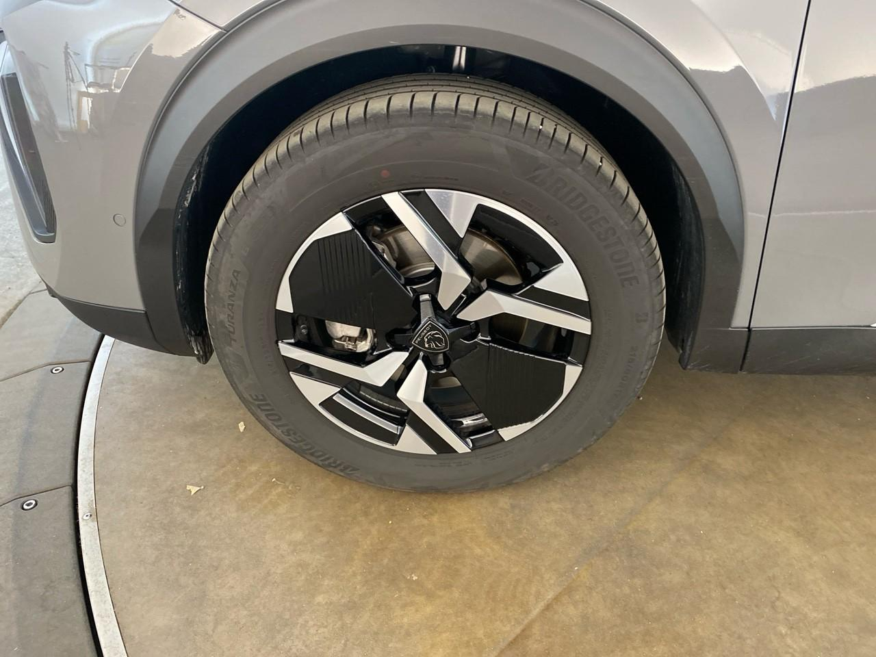 Peugeot 2008 hybrid 145 ch e-dcs6 allure — photo 11