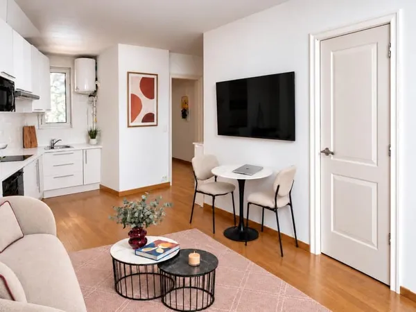 PARIS 18e - 27 m² - PLEIN SUD - VUE DÉGAGÉE - CAVE - CELLIER