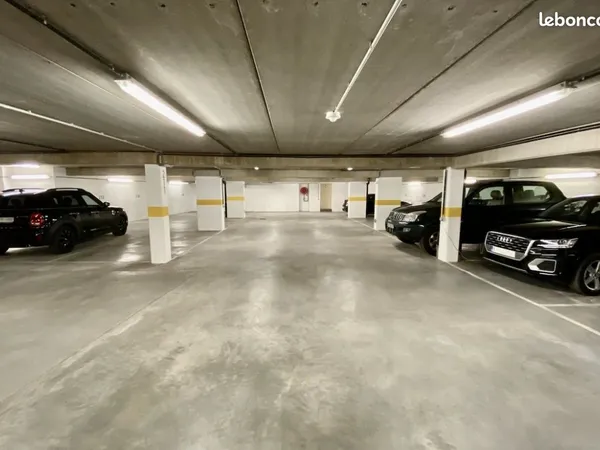 Place de parking véhicule et 1 place moto
