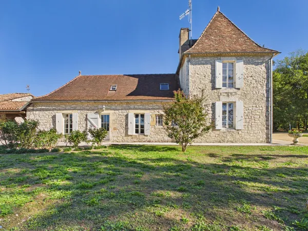 Élégante maison de maître, seconde maison périgourdine et dépendances sur près de 2,5 hectares de pa