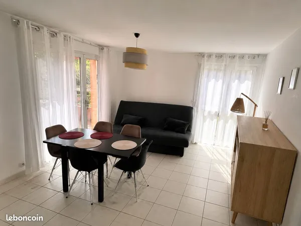 Beau T2 avec terrasse dans résidence avec piscine location au mois