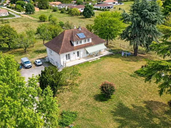 PROPRIÉTÉ FAMILIALE DE 175 M² SUR UN PARC ARBORÉ DE 5 700 M² À BIAS