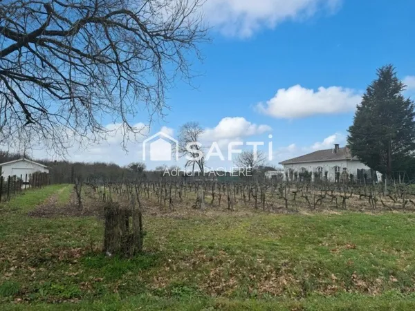 Au coeur du Médoc, entre vignes et estuaire, ce terrain constructible vous offre le cadre idéal pour