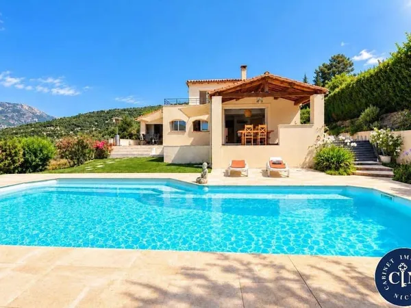 Maison 7 pièces 240 m²