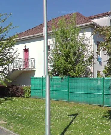 Duplex à la Haie Bertrand très bon compromis avec une maison quartier très prisé