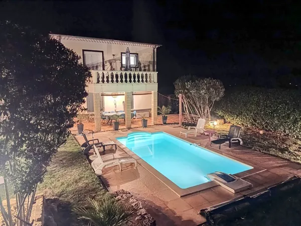 Villa T5 . Piscine, pétanque jardin de bien être