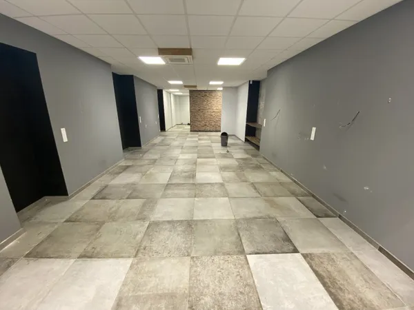 Local commercial 2 pièces 66 m²