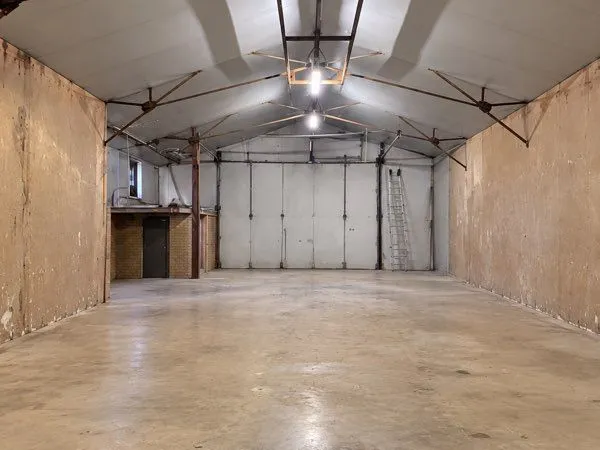 LOCAL D'ACTIVITÉ / ATELIER 400 m² - LILLERS - EAU + ÉLECTRICITÉ - GRANDE PORTE SUR ROUTE