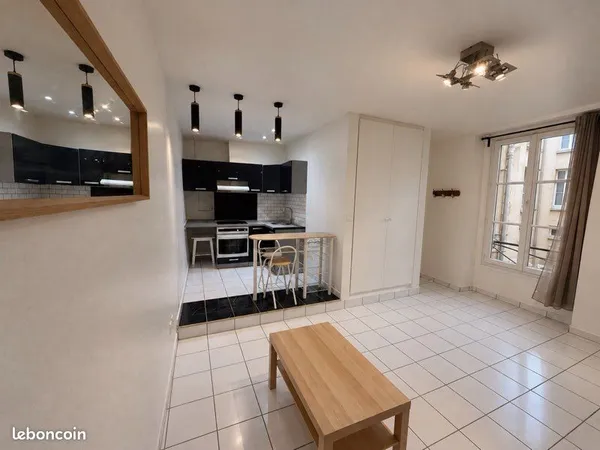 PARIS 2e - GRAND STUDIO 30 m² - CALME ET EMPLACEMENT PRIVILÉGIÉ