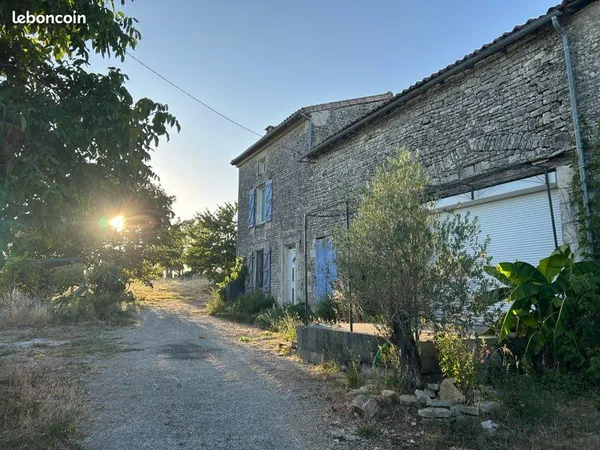 Maison en pierre pleine de charme - Grand potentiel et 3 000 m² de terrain